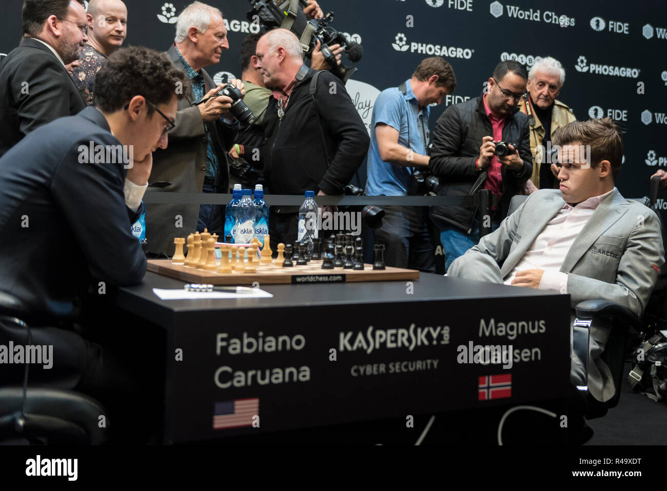 London, UK. 26 November 2018. Magnus Carlsen (R) of Norway