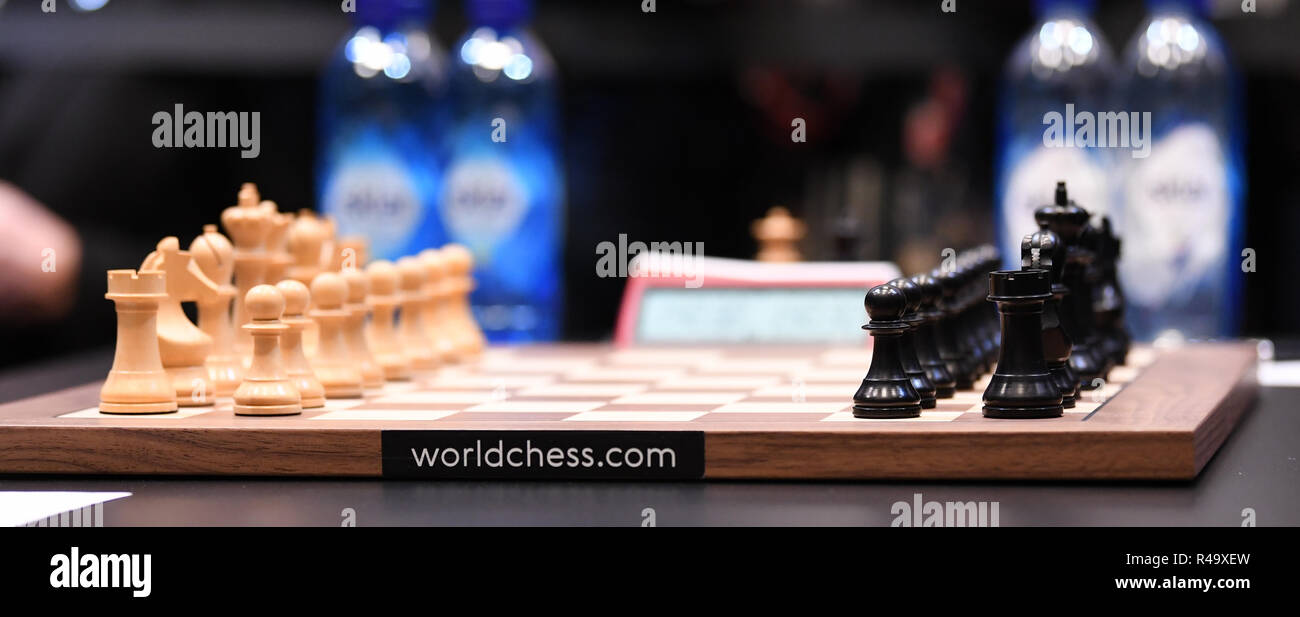 The College, London, UK. 26th Nov, 2018. 2018 World Chess Championship,  round 12, Magnus Carlsen versus Fabiano Caruana; Magnus Carlsen and Fabiano  Caruana consider the board Credit: Action Plus Sports/Alamy Live News