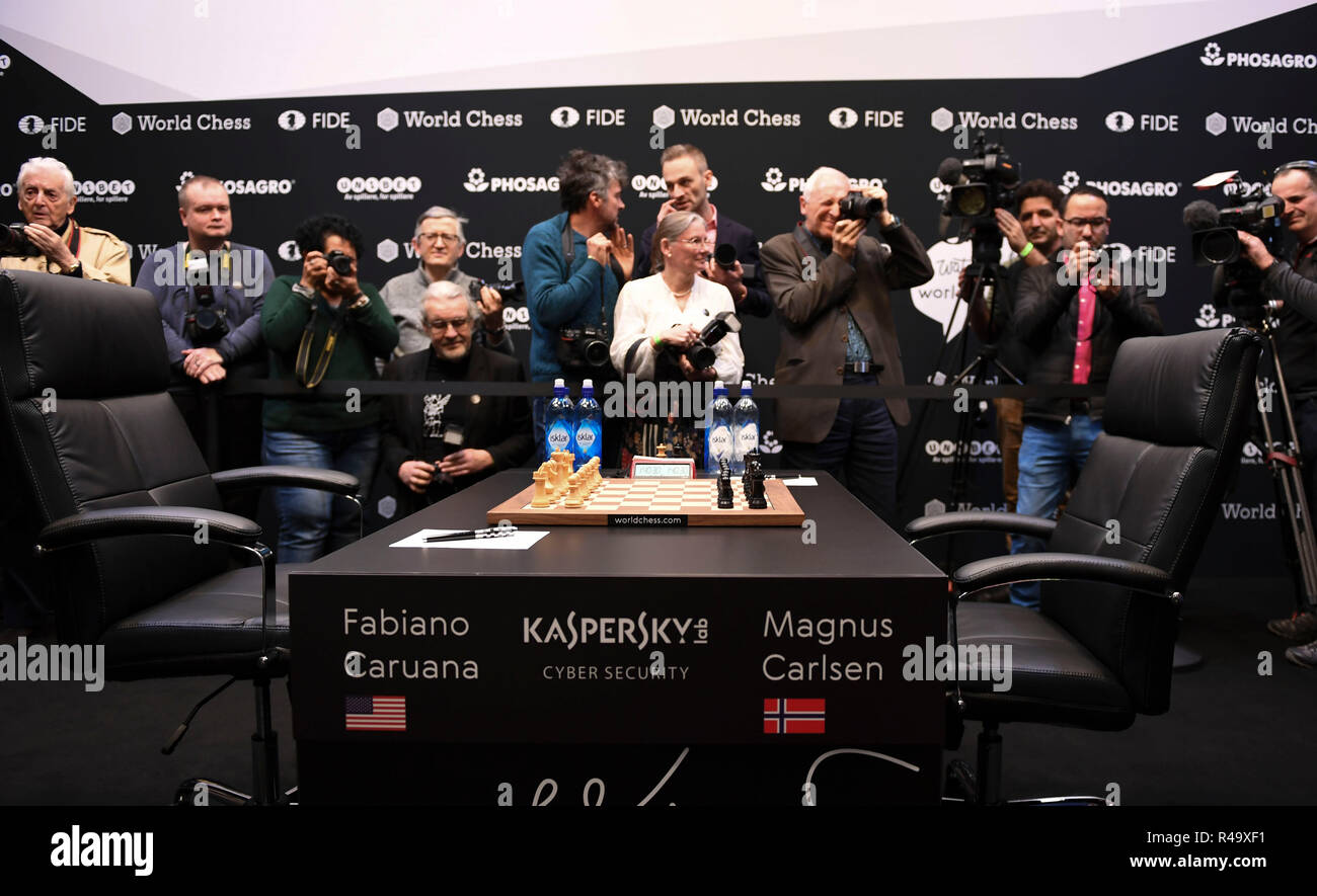 The College, London, UK. 26th Nov, 2018. 2018 World Chess Championship,  round 12, Magnus Carlsen versus Fabiano Caruana; Magnus Carlsen and Fabiano  Caruana consider the board Credit: Action Plus Sports/Alamy Live News