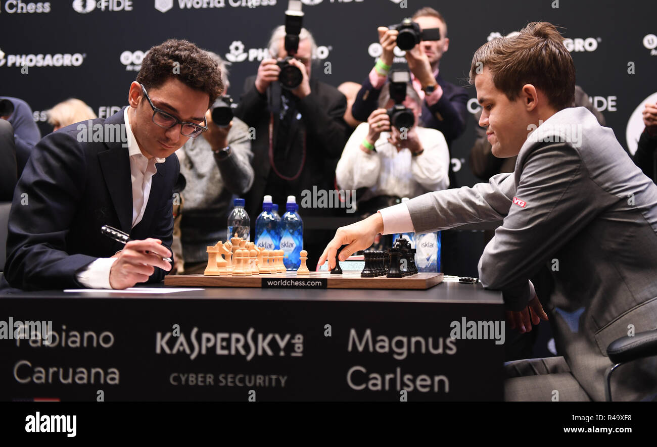 The College, London, UK. 26th Nov, 2018. 2018 World Chess Championship,  round 12, Magnus Carlsen versus Fabiano Caruana; Magnus Carlsen and Fabiano  Caruana consider the board Credit: Action Plus Sports/Alamy Live News