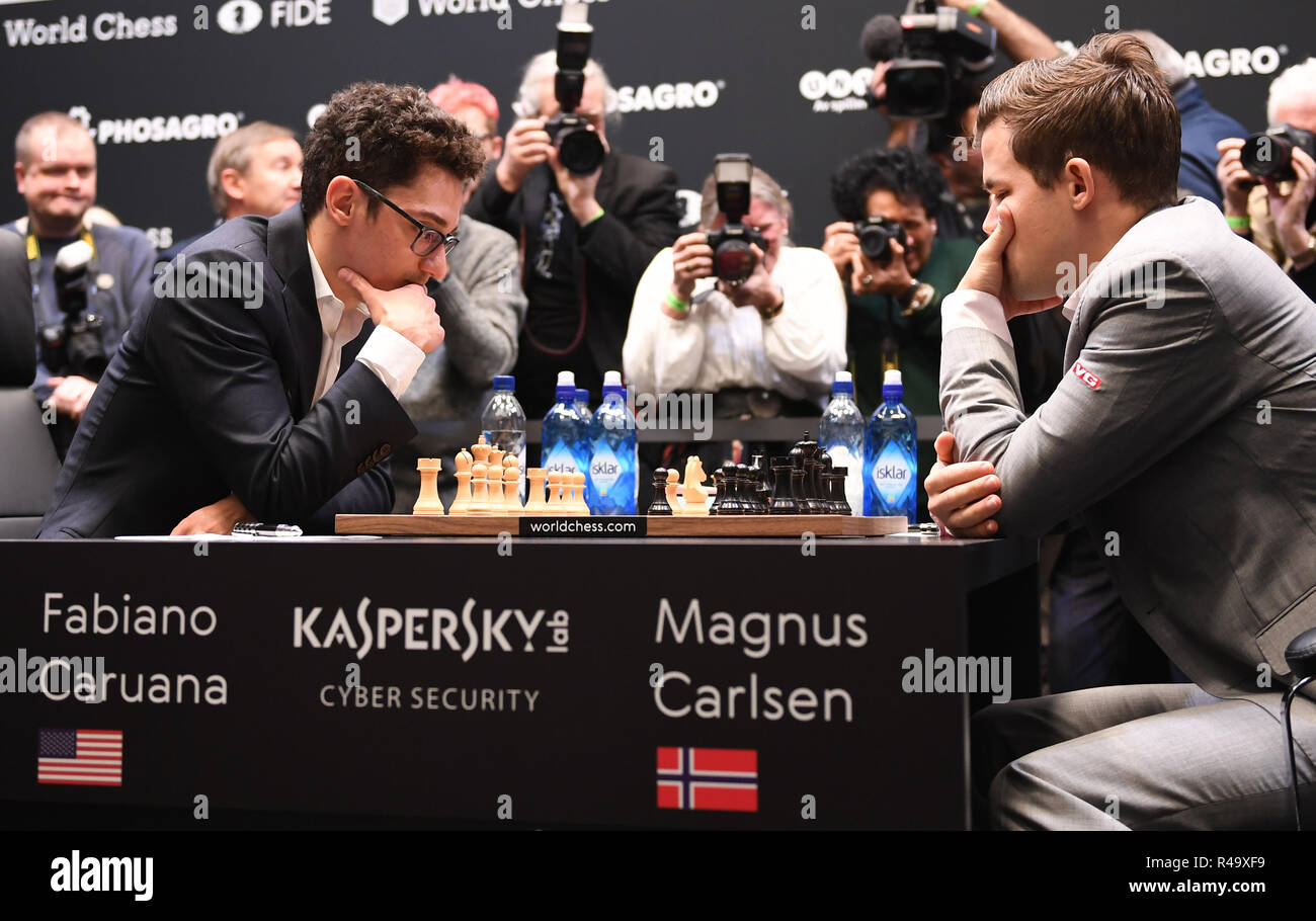 The College, London, UK. 26th Nov, 2018. 2018 World Chess Championship,  round 12, Magnus Carlsen versus Fabiano Caruana; Magnus Carlsen and Fabiano  Caruana consider the board Credit: Action Plus Sports/Alamy Live News