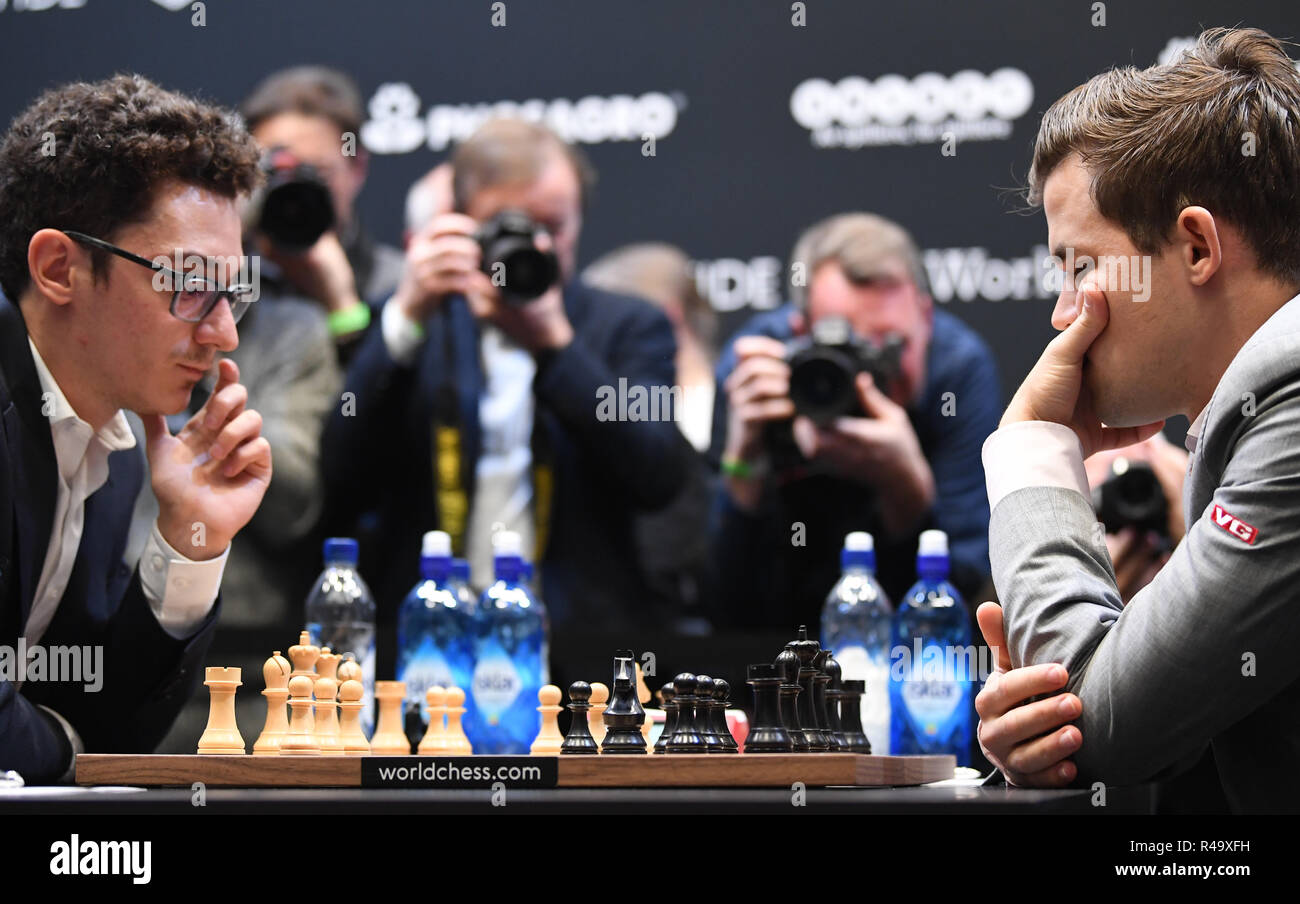 The College, London, UK. 26th Nov, 2018. 2018 World Chess Championship,  round 12, Magnus Carlsen versus Fabiano Caruana; Magnus Carlsen and Fabiano  Caruana consider the board Credit: Action Plus Sports/Alamy Live News