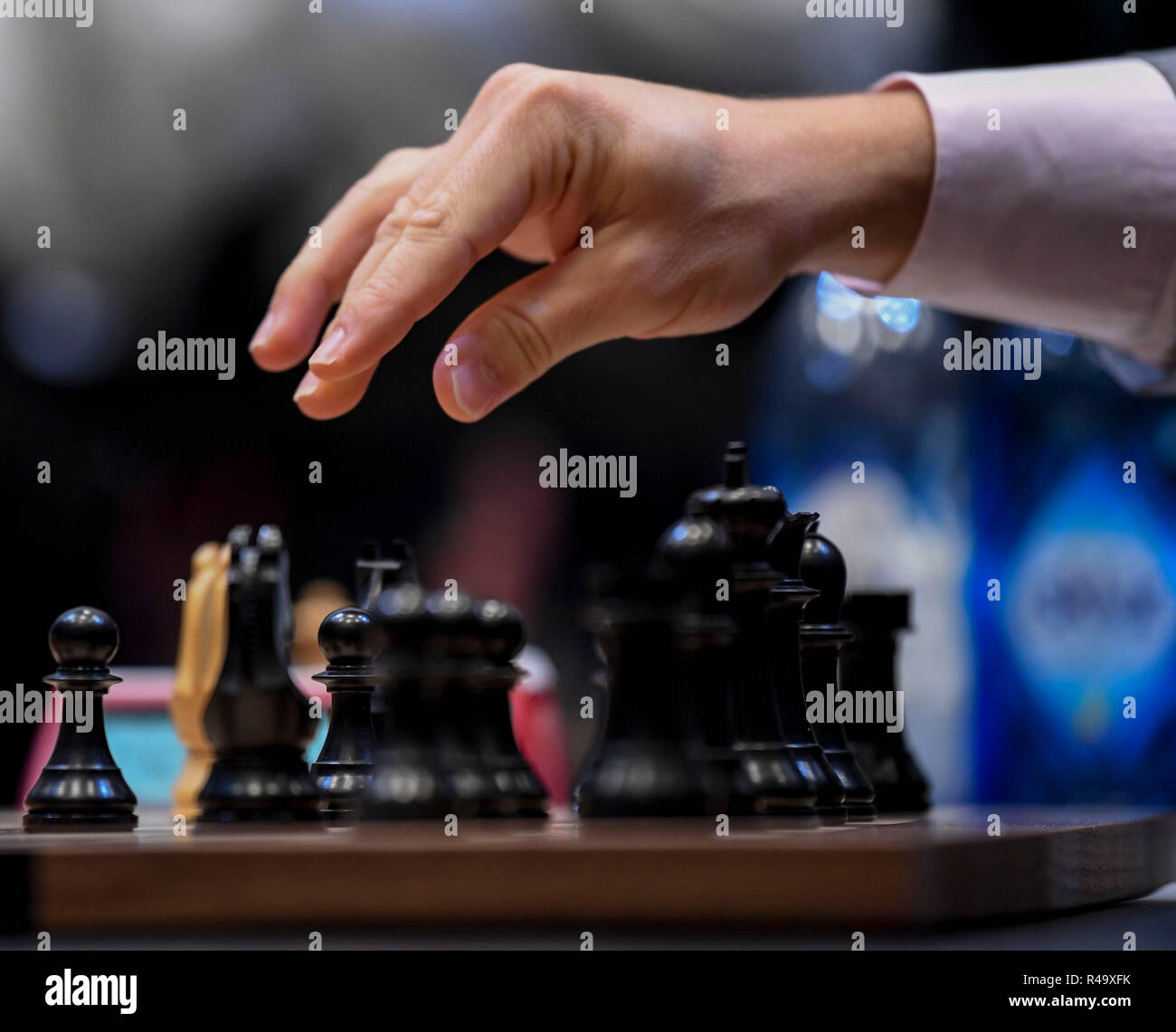 The College, London, UK. 26th Nov, 2018. 2018 World Chess Championship,  round 12, Magnus Carlsen versus Fabiano Caruana; Magnus Carlsen and Fabiano  Caruana consider the board Credit: Action Plus Sports/Alamy Live News