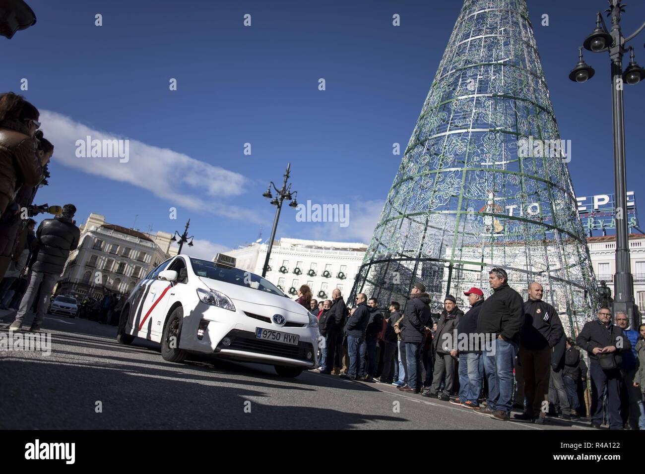 Madrid, Madrid, Spain. 26th Nov, 2018. A taxi seen parked at the la Puerta del Sol traffic lights in Madrid during the demonstration.A sector of taxi drivers were gathered in Madrid to ask the municipality and pressure them for faster solutions in the regulations of the VTC Credit: Bruno Thevenin/SOPA Images/ZUMA Wire/Alamy Live News Stock Photo