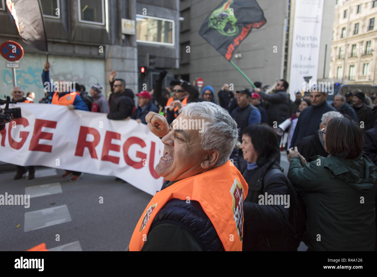 Madrid, Madrid, Spain. 26th Nov, 2018. Protesters are seen holding a banner while chanting slogans during the demonstration.A sector of taxi drivers were gathered in Madrid to ask the municipality and pressure them for faster solutions in the regulations of the VTC Credit: Bruno Thevenin/SOPA Images/ZUMA Wire/Alamy Live News Stock Photo