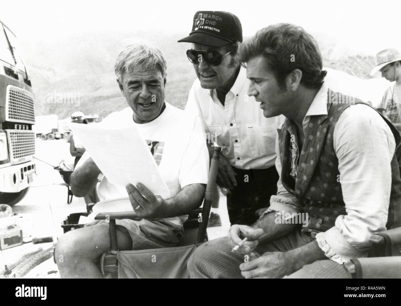 American film director Richard Donner with James Garner and Mel Gibson during the shooting of Maverick, 1994 Stock Photo