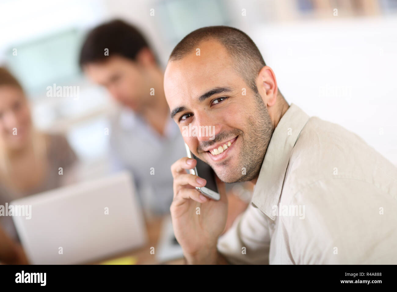 Salesman on cellphone team hi-res stock photography and images - Alamy