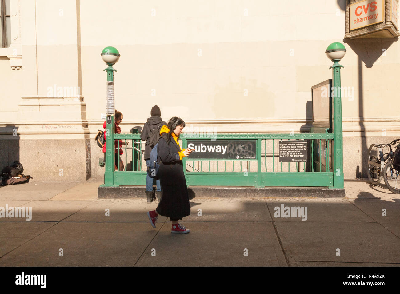 Metropolitan ave grand street subway station hires stock photography