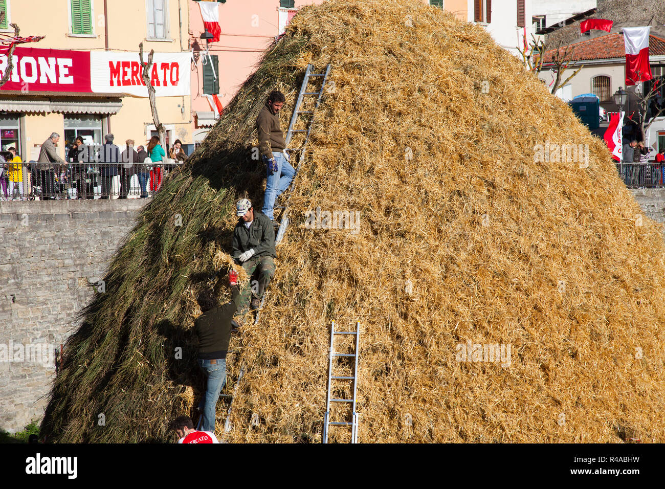 preparation of a haystack, festival of bonfires, rocca san casciano, emilia romagna, italy, europe Stock Photo