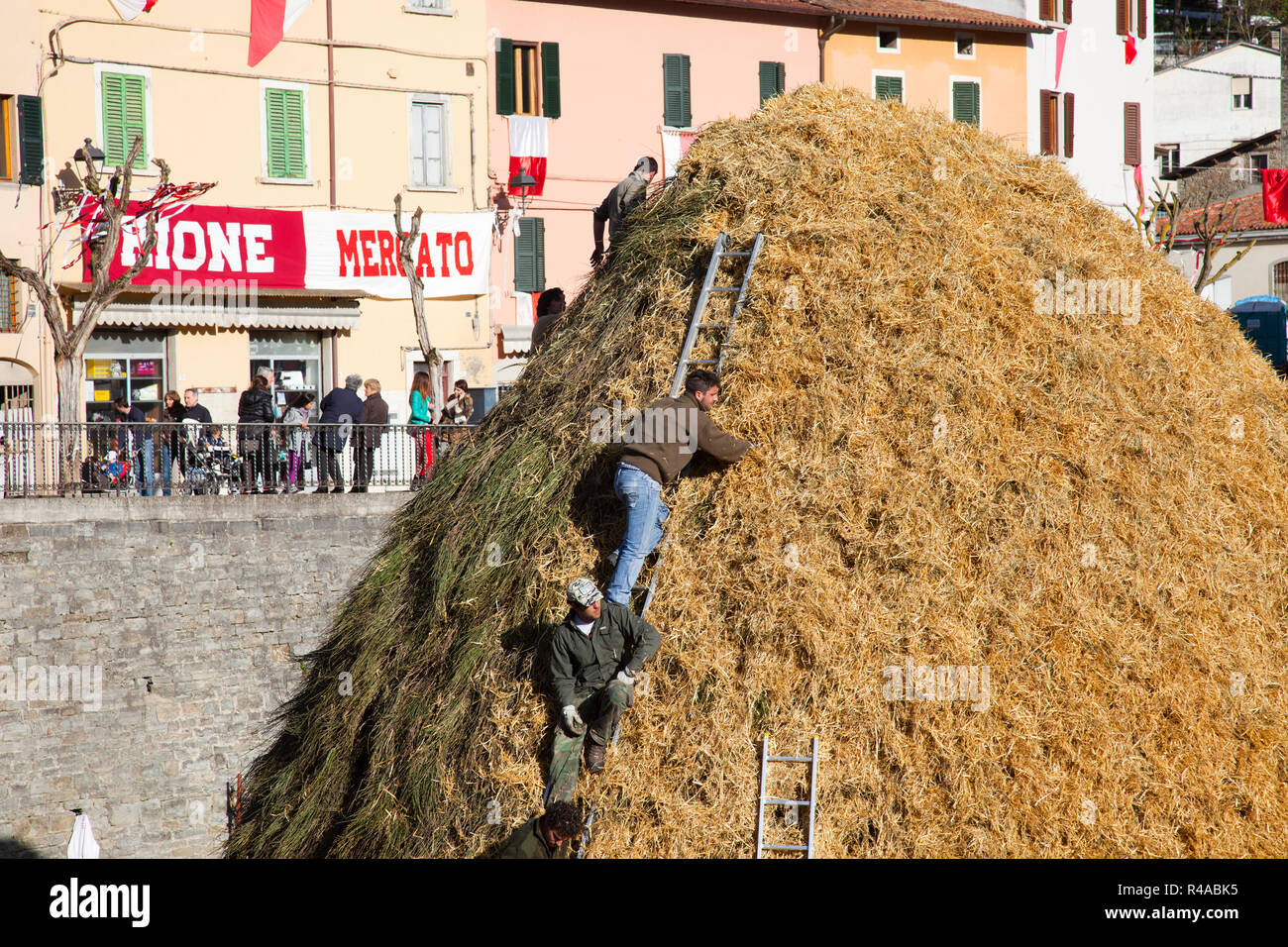 preparation of a haystack, festival of bonfires, rocca san casciano, emilia romagna, italy, europe Stock Photo