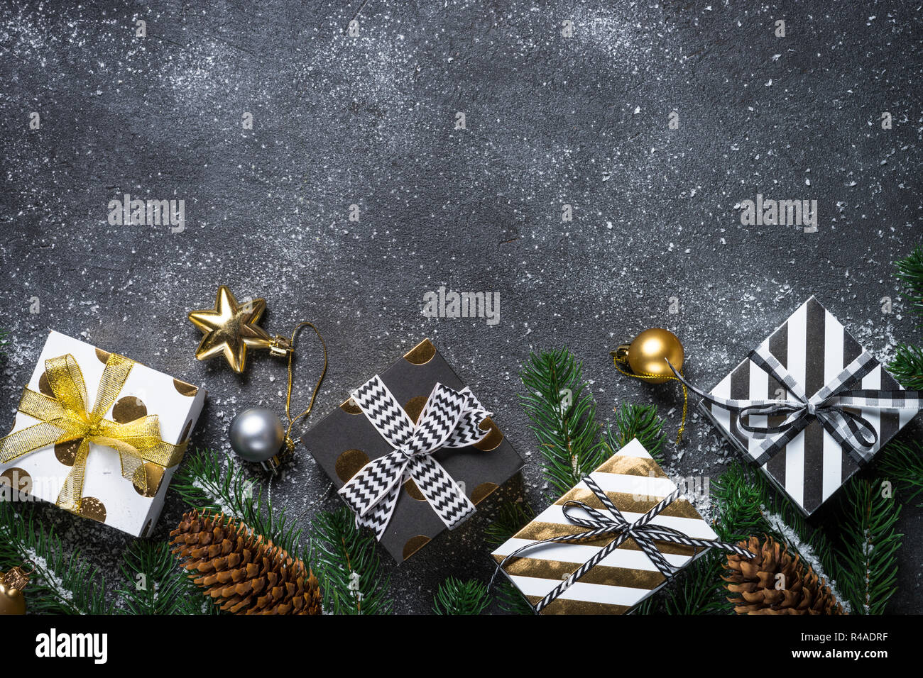 Christmas background - Gold and silver decorations and present b Stock ...