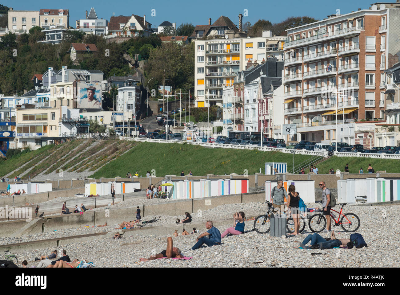 Le Havre (Normandy, north western France): Inhabitants of Le Havre on the beach and overview of the houses along the waterfront at Sainte-Adresse Stock Photo