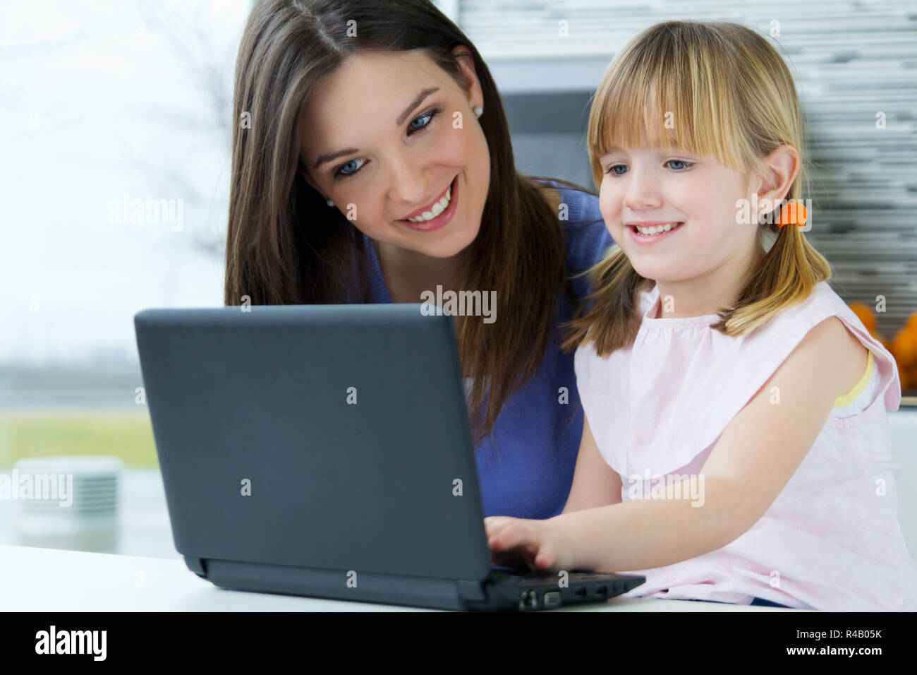 обучающий компьютер для детей. школьник программист. компьютерные 6 лет.