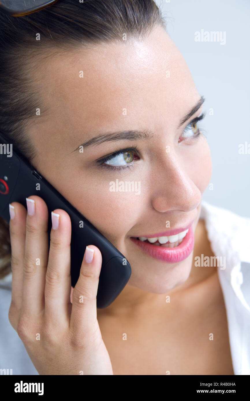 девушка испуганно говорит по телефону. телефон на лице. серьезная женщина говорит по телефону. женщина 45 лет говорит по телефону. говорит по телефону.