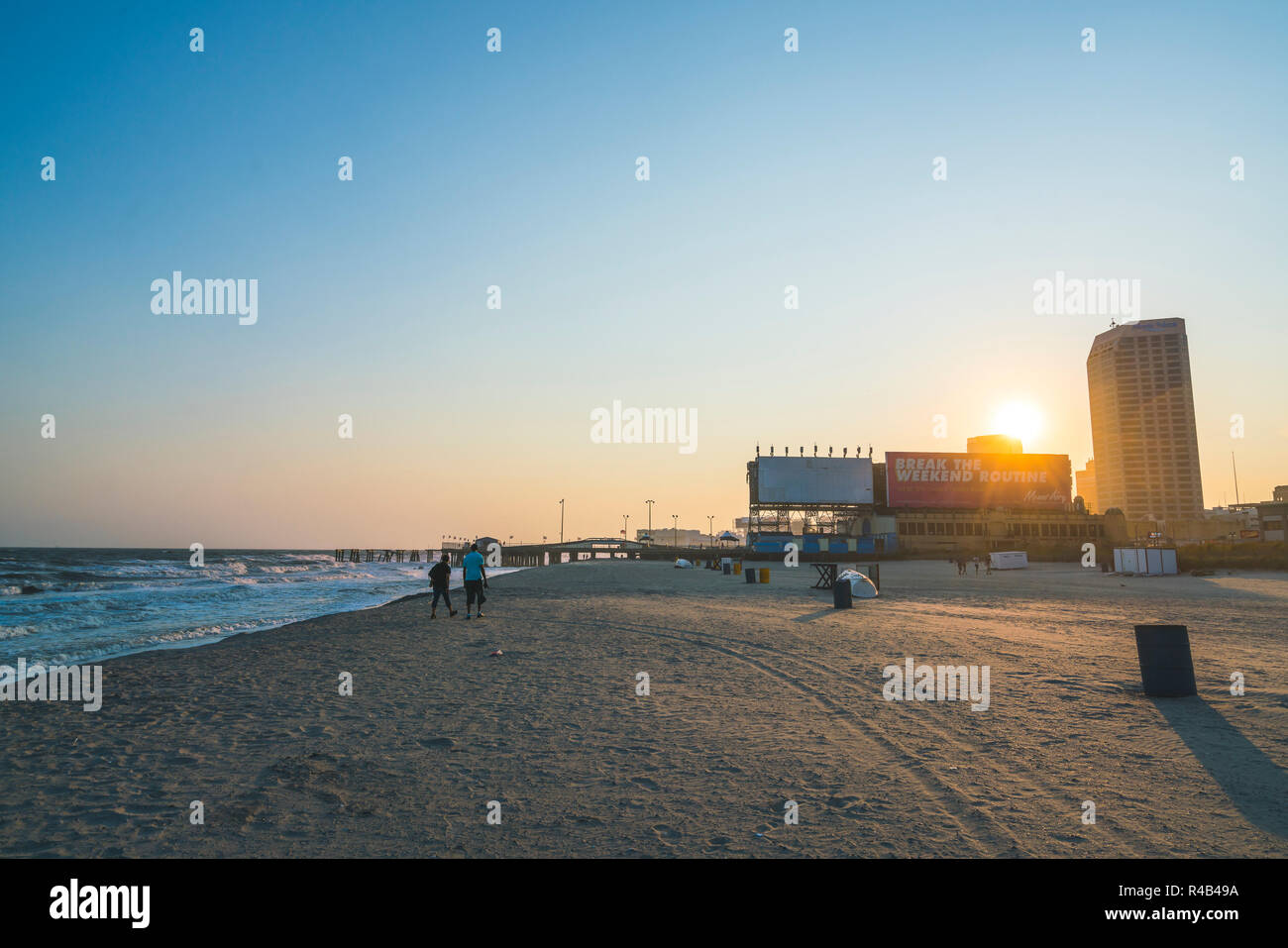 Atlantic City New Jersey Usa 09 04 17 Atlantic City Boardwalk At Sunset Stock Photo Alamy