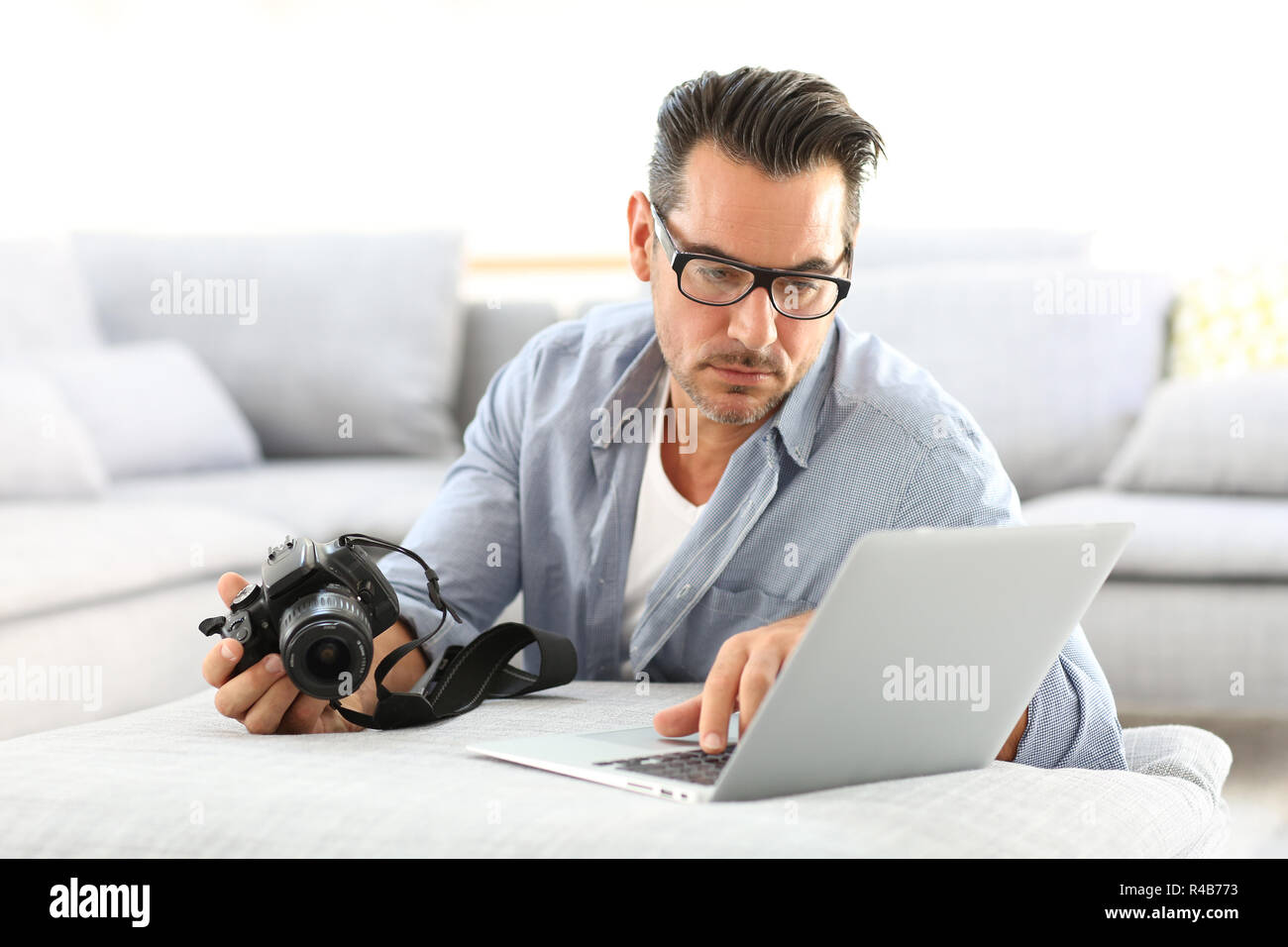 Man home using reflex hi-res stock photography and images - Alamy