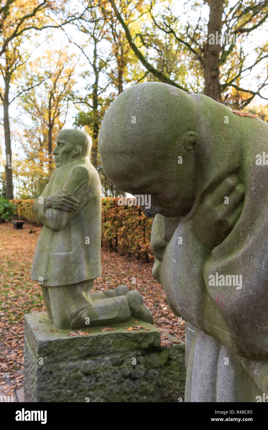The Mourning Parents Sculptures by German artist Kaethe Kollwitz at the Vladslo German war cemetery north of Ypres Stock Photo