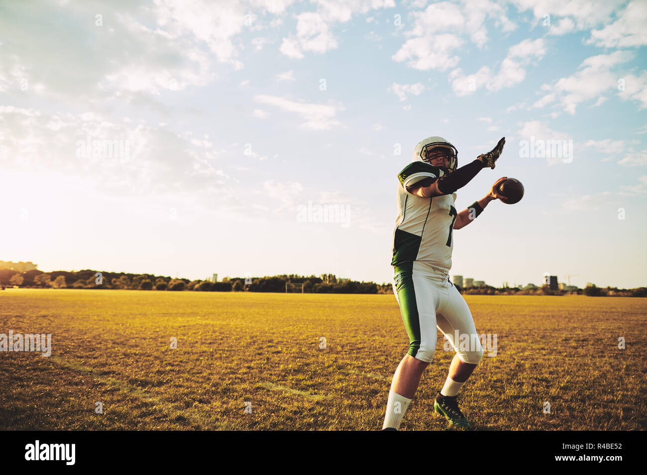 Quarterback throwing hires stock photography and images Alamy