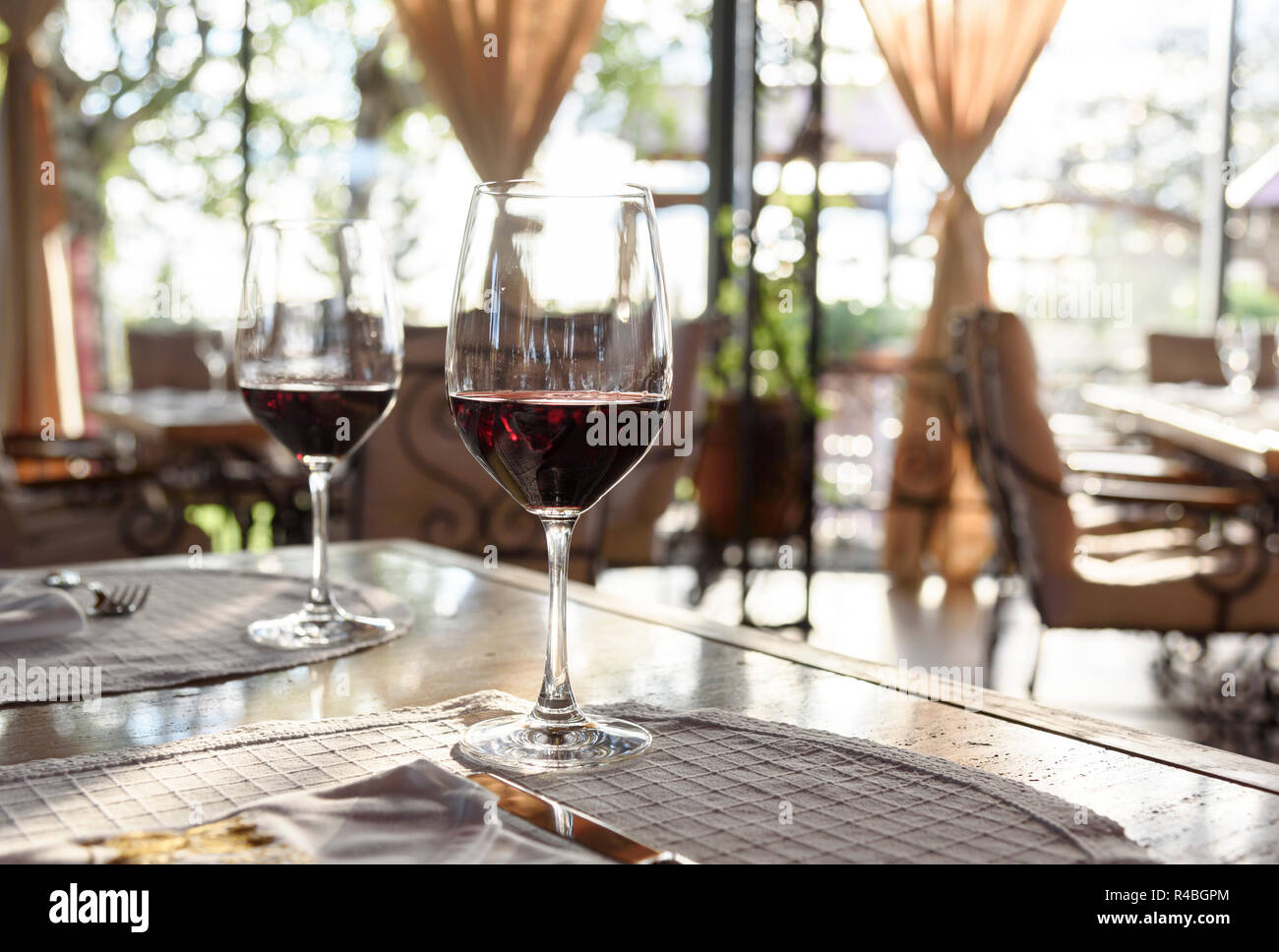 https://c8.alamy.com/comp/R4BGPM/fancy-restaurant-interior-and-served-table-with-two-glass-of-red-wine-R4BGPM.jpg