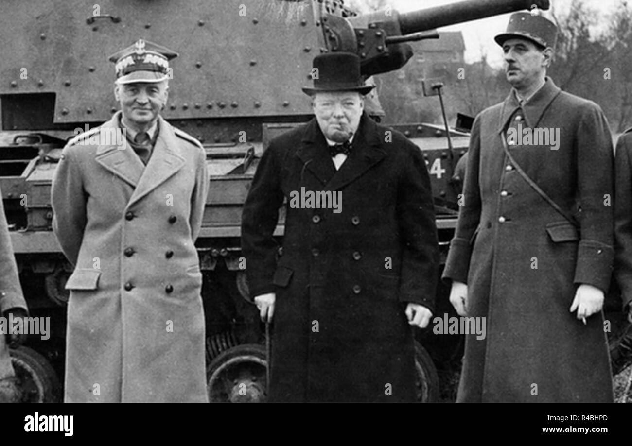 WINSTON CHURCHILL (centre) with Polish General Wladyslaw Sikorski at left and General Charles de Gaulle at army manouvres in England in 1941 Stock Photo
