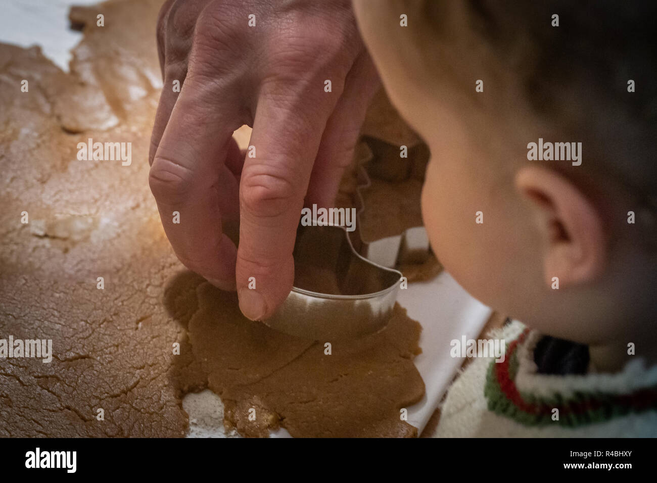 Gemeinsames Plätzchenbacken in der Familie Stock Photo