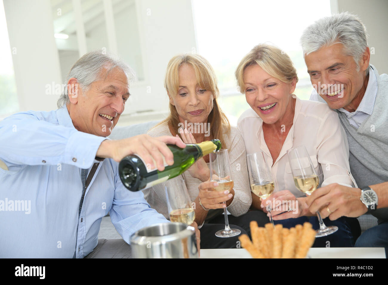 Group older women sofa hi-res stock photography and images - Alamy