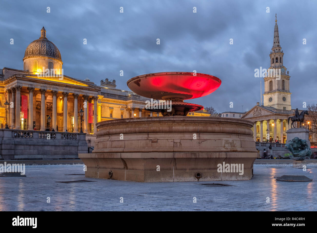 England ,London,Trafalgar Square, The National Gallery and St. Martin-in the-Field church  at night Stock Photo