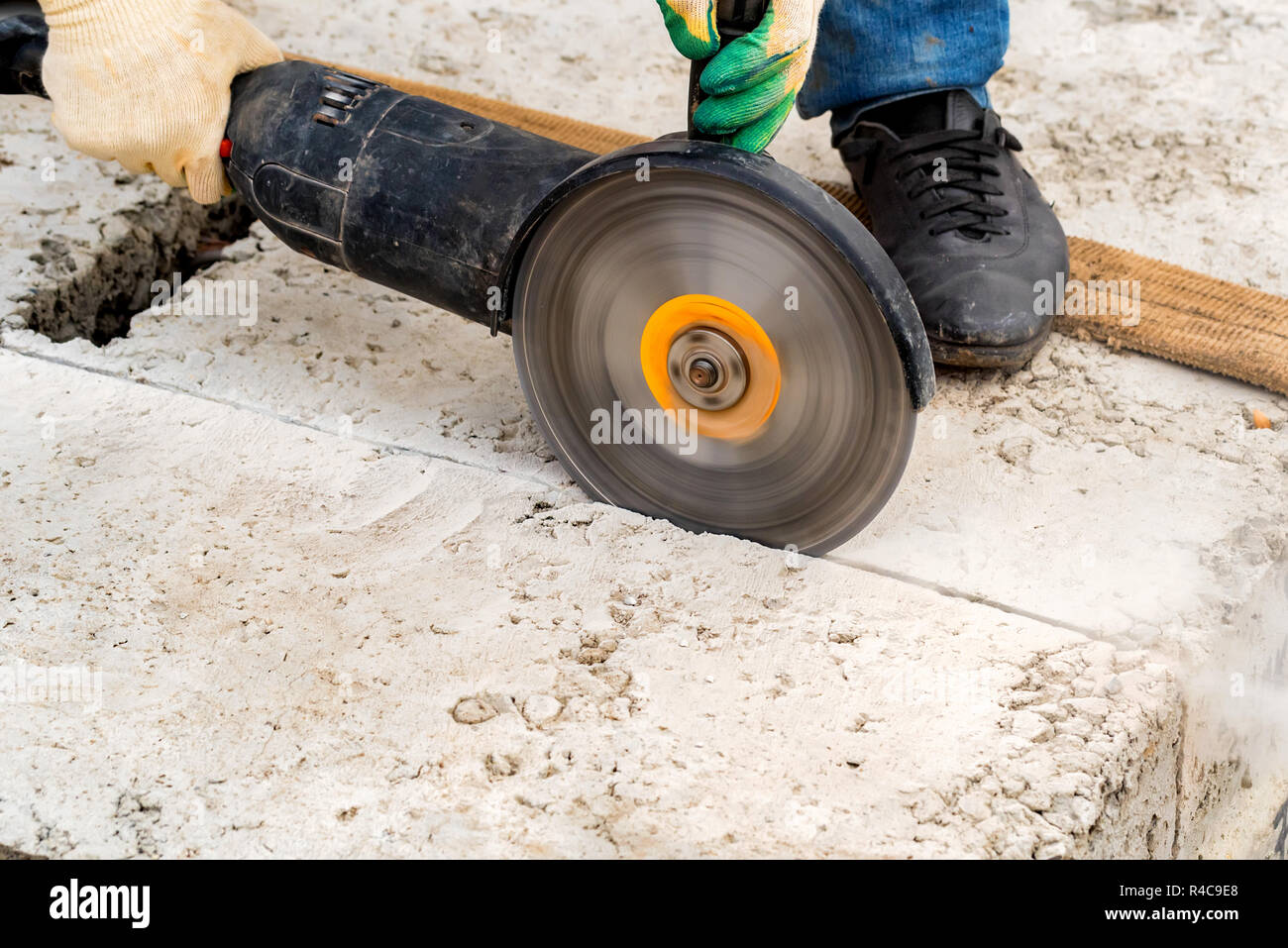 Cutting concrete slab with circular saw outlet