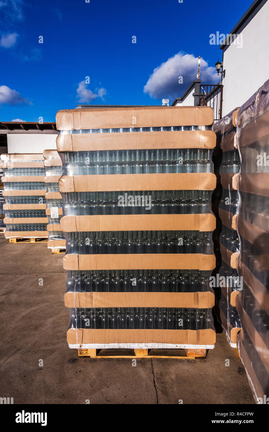 Pallet of glass bottles hires stock photography and images Alamy
