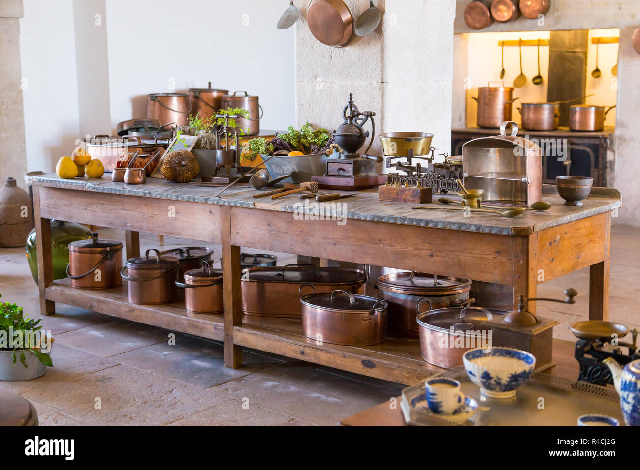 Medieval Kitchenware Medieval kitchenware hi-res stock photography and images - Alamy