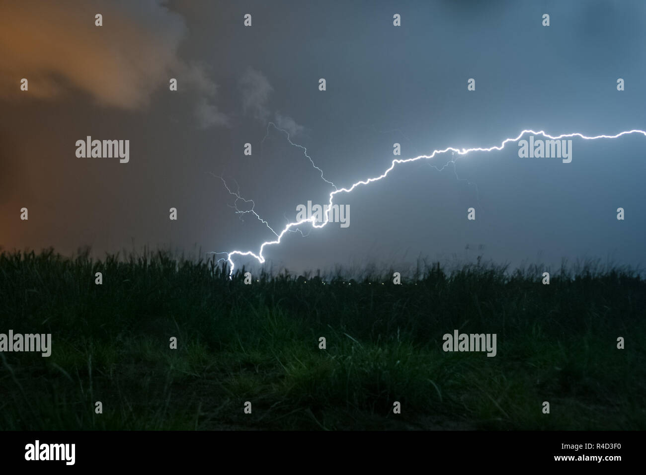 Horizontal lightning strikes in hi-res stock photography and images - Alamy