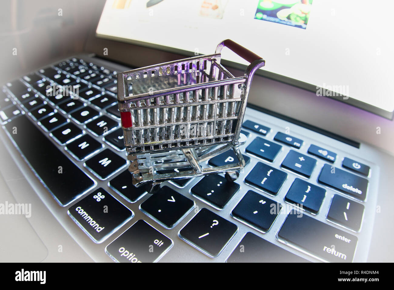 Shoping Computer Using Photo Shopping technology hi-res stock photography and images - Alamy