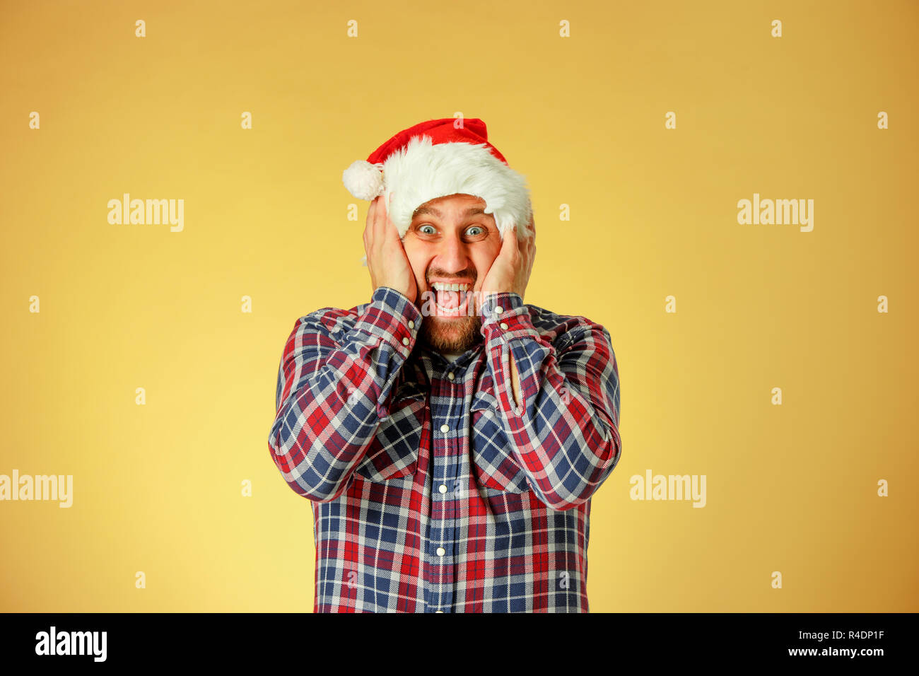 Smiling christmas man wearing a santa hat Stock Photo - Alamy