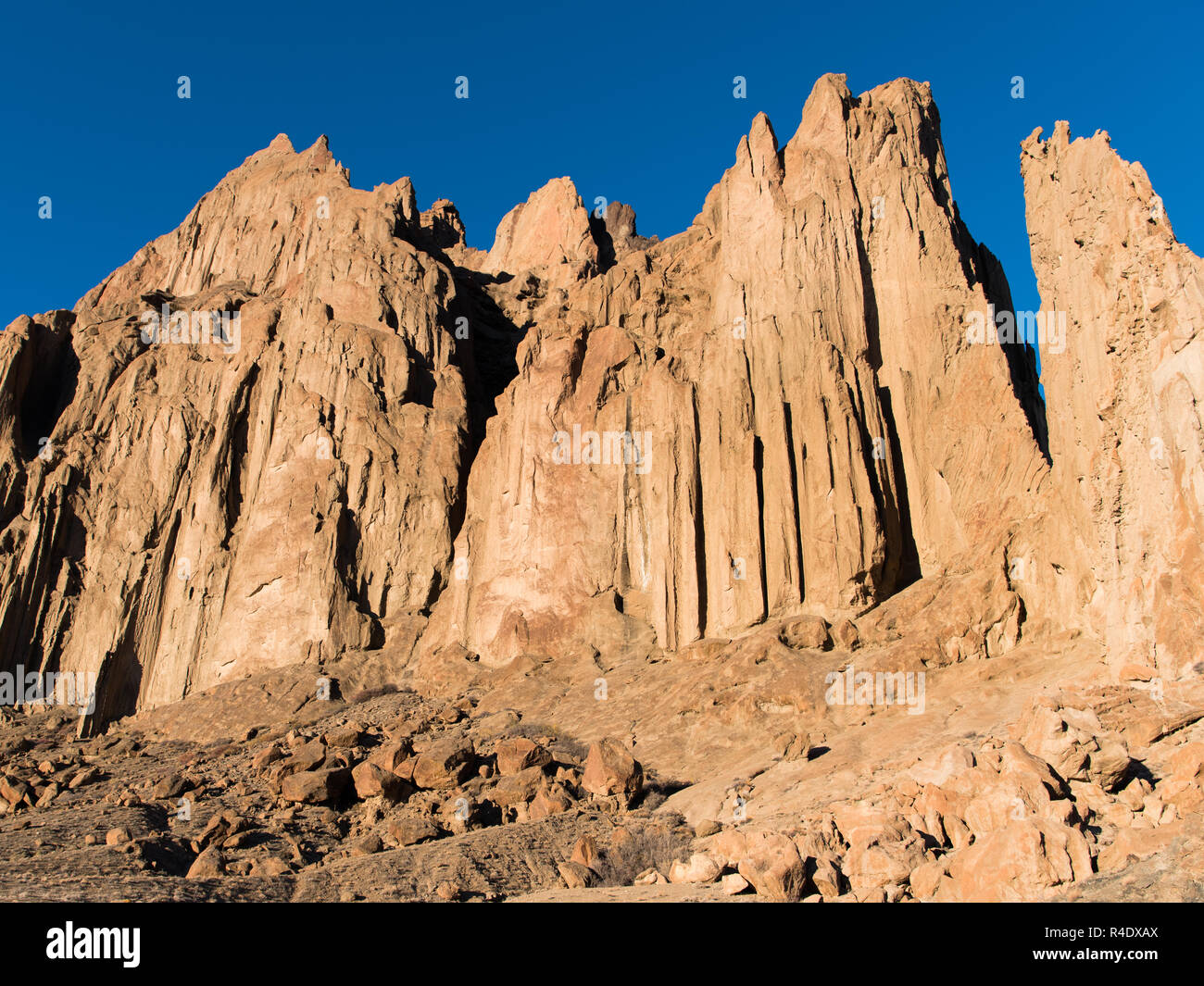 The high cliffs and crags of the Shiprock rock formation in New Mexico Stock Photo