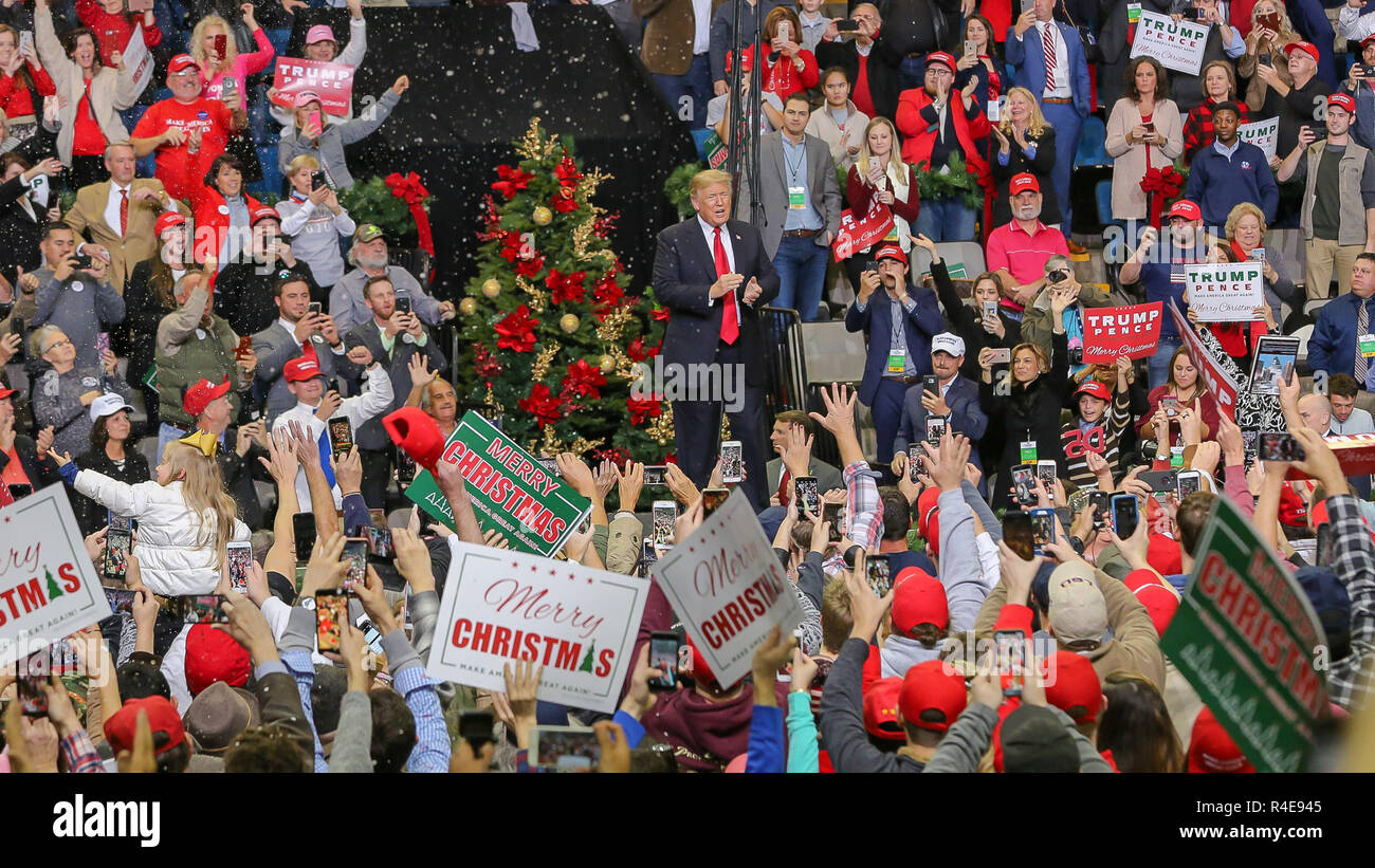 Biloxi, Mississippi, USA. 26th Nov 2018. Coast Coliseum U.S. President Donald Trump cheers along with supporters at the rally for Republican Senator Cindy Hyde-Smith who is in run-off election with Democrat Mike Espy.. The rally was held the day before polls open. Credit: Tom Pumphret/Alamy Live News Stock Photo