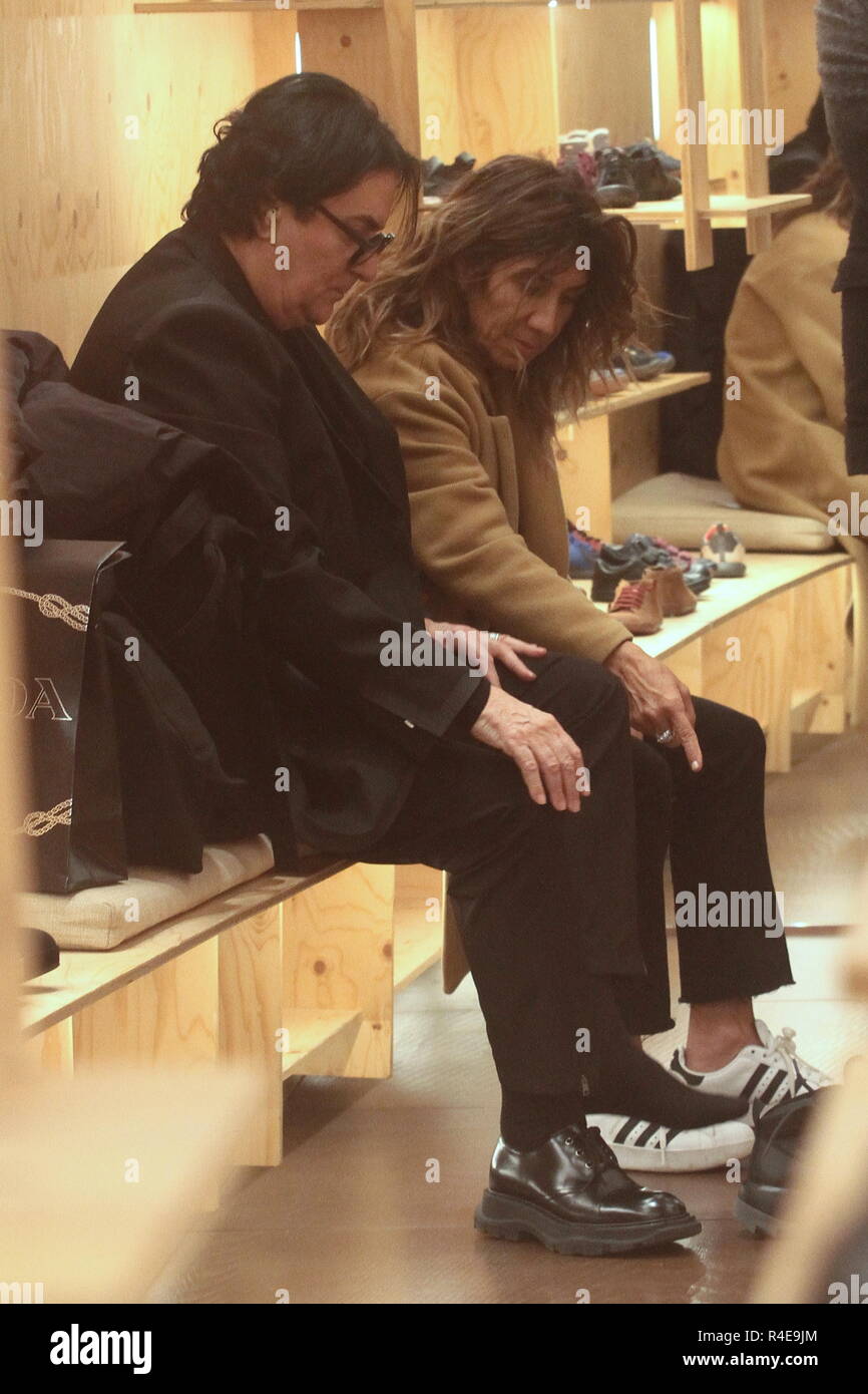 26/11/2018 Milano Ph.Paolo Della Bella/LaPresse Renato Zero shopping nel  negozio di scarpe