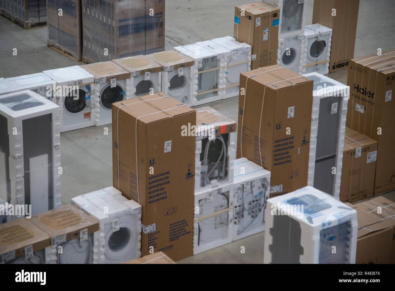 Bergheim, Deutschland. 22nd Nov, 2018. Warehouse for electrical appliances,  shipping, logistics, online trading. general, Feature, Randmotiv, View into  the dispatch warehouse of the online-VersandhaendlersAO Germany, Bergheim,  22.11.2018, | usage ...