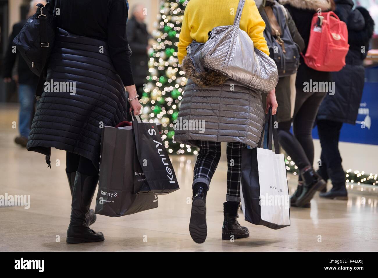 Dresden, Germany. 27th Nov, 2018. Visitors walk through the Altmarkt Galerie shopping centre. In view of the good economic situation, the retail trade expects growth in the Christmas business. Credit: Sebastian Kahnert/dpa-Zentralbild/dpa/Alamy Live News Stock Photo