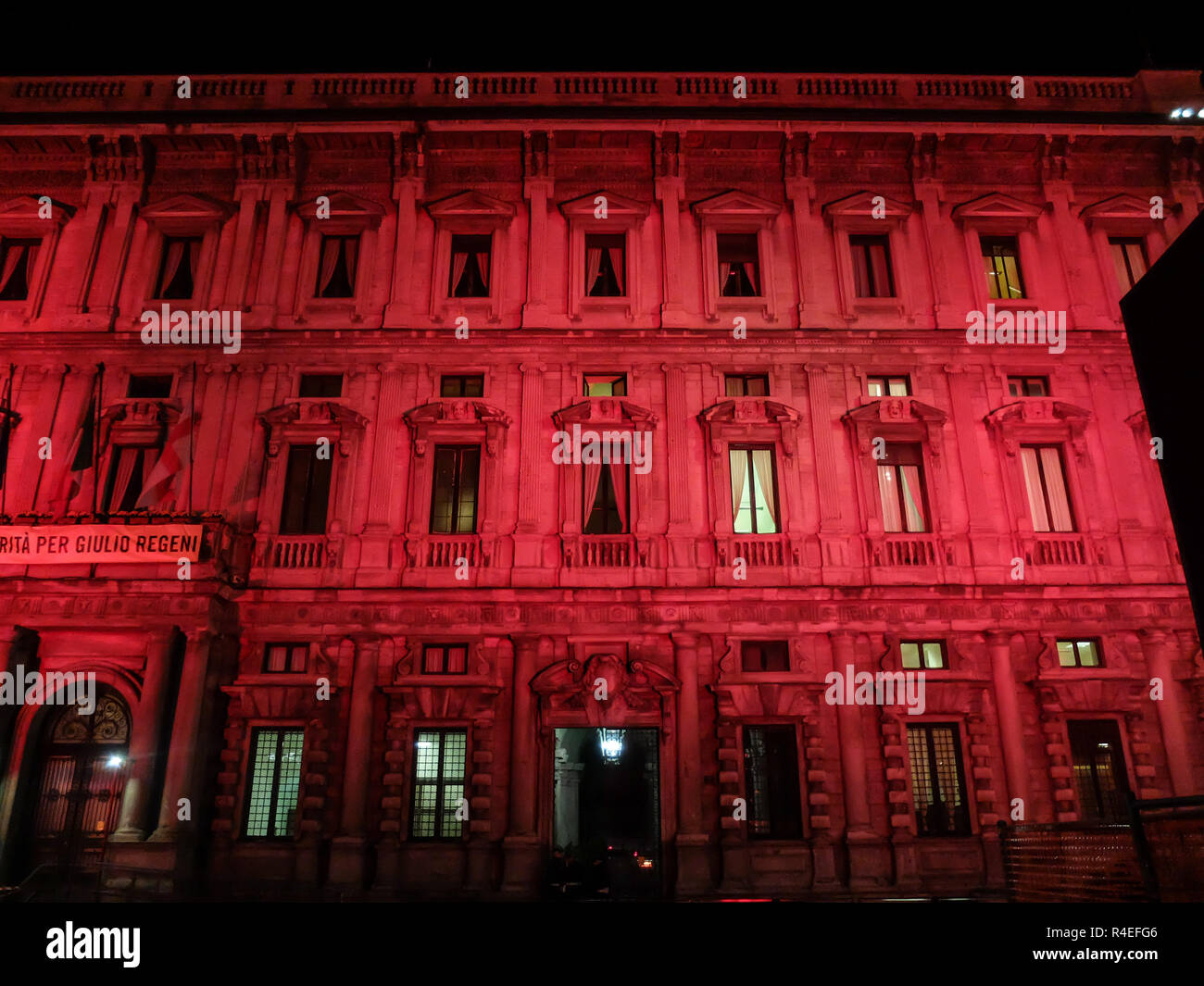 Foto LaPresse - Matteo Corner 27/11/2018 Milano,Italia Cronaca Installazione di Chanel in piazza Scala e galleria Vittorio Emanuele II: le luci rosse collegano idealmente Milano agli&#xa0;Champs Elysees di Parigi illuminati di rosso Stock Photo