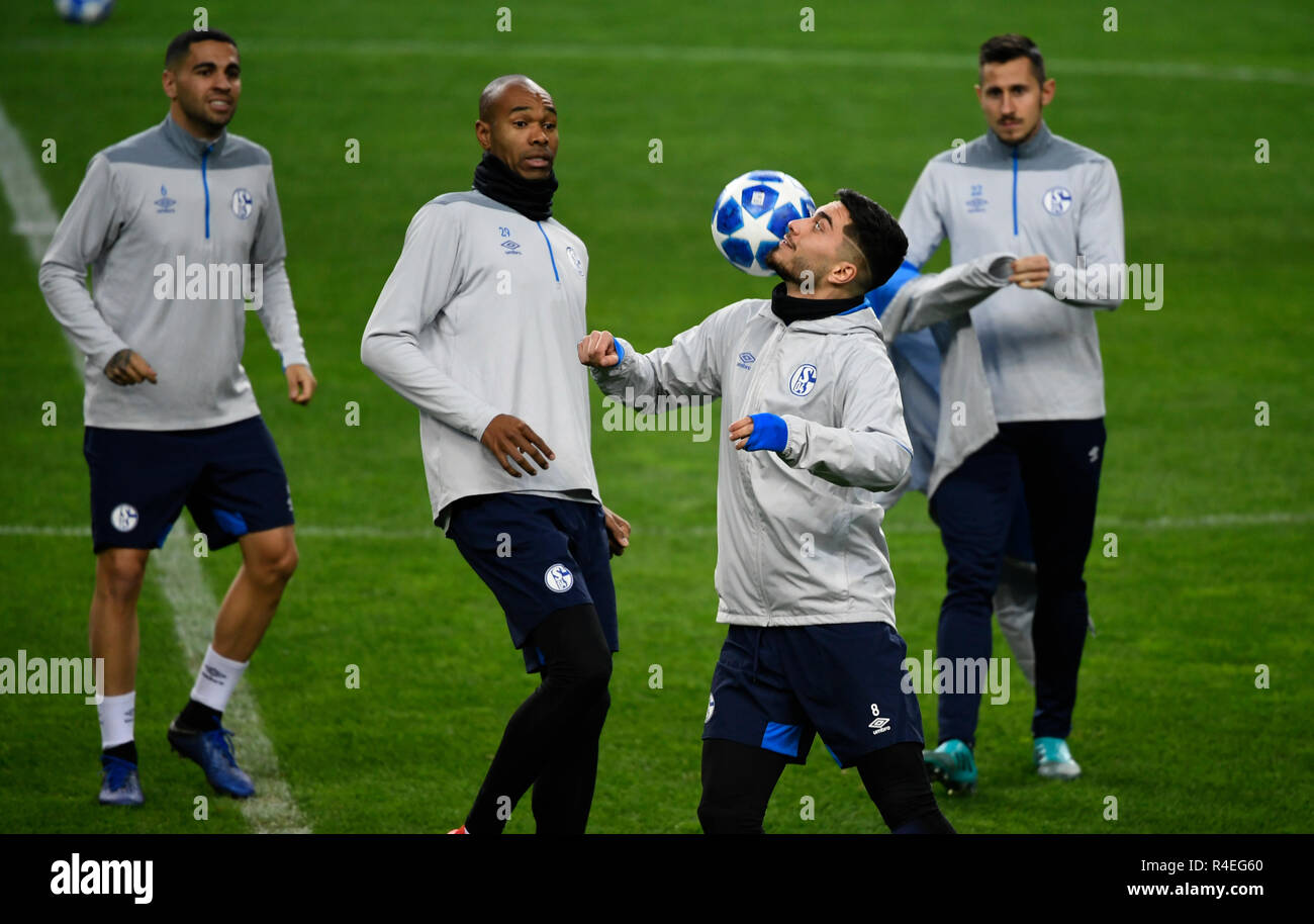 Porto, Portugal. 27th Nov, 2018. Soccer: Champions League, 5th matchday, final training FC Schalke 04 before the match against FC Porto in Estadio do Dragao: Schalkes Suat Serdar, Naldo, Suat Serdar and Steven Skrzybski (from left to right) warm up during training. Credit: Ina Fassbender/dpa/Alamy Live News Stock Photo