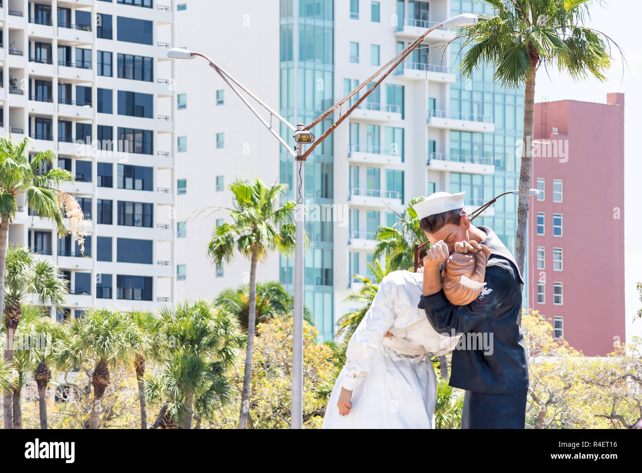 Sailor and nurse kissing statue hires stock photography and images Alamy