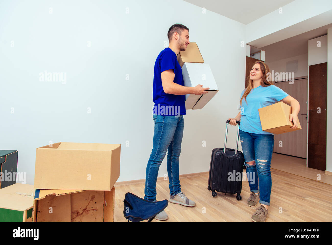 Couple carrying boxes into new home on moving day Stock Photo - Alamy