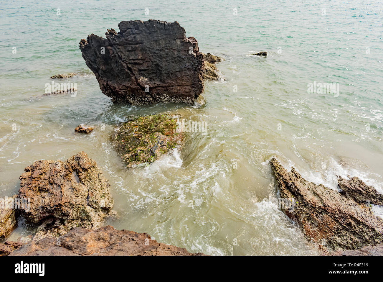 Rock in water splash hi-res stock photography and images - Alamy