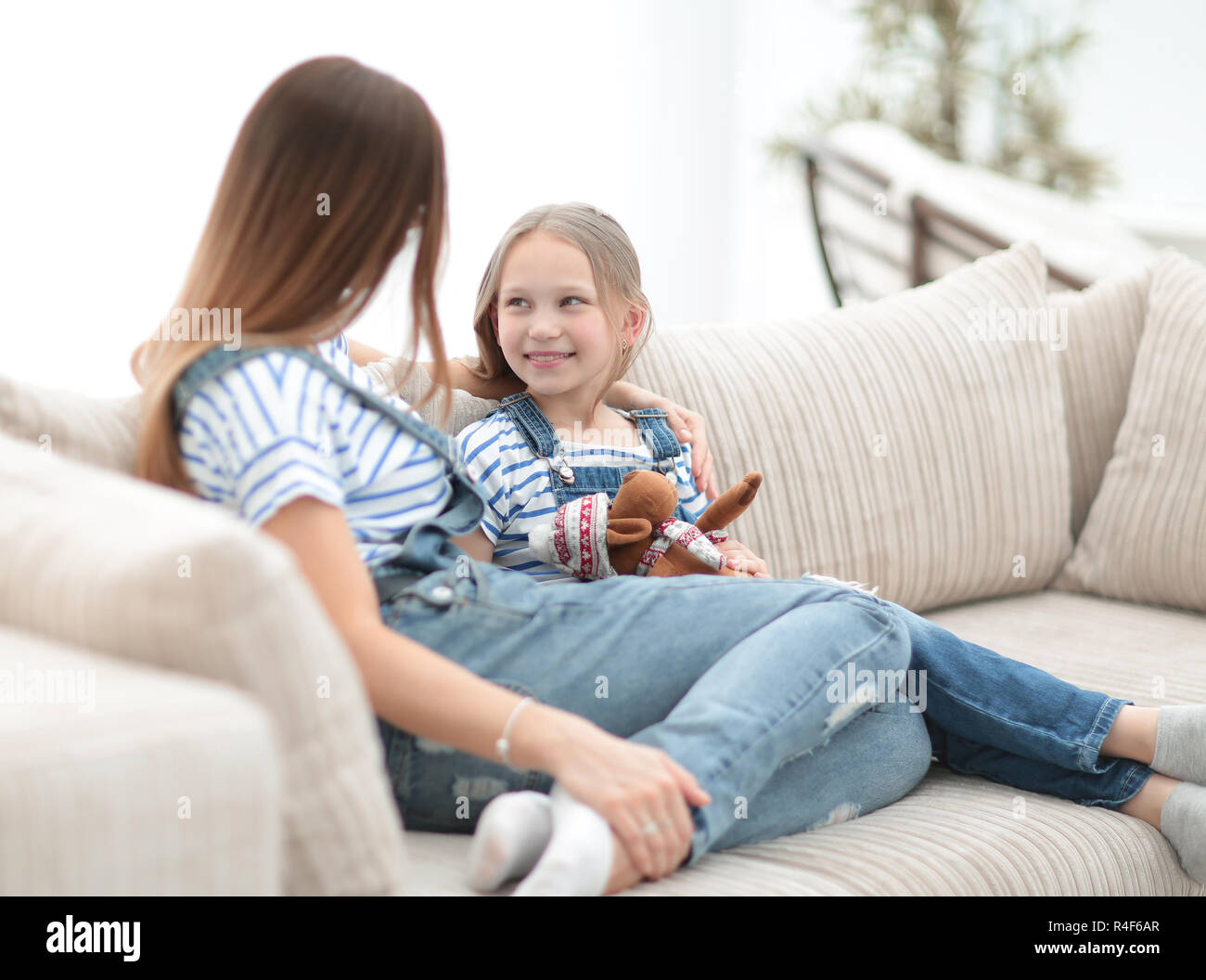 Маму на диване видео. Мама с дочкой сидят на диване. С дочкой сидим на диване. Мать сидит на кровати с дочерью. Сидит дома картинки дочь.