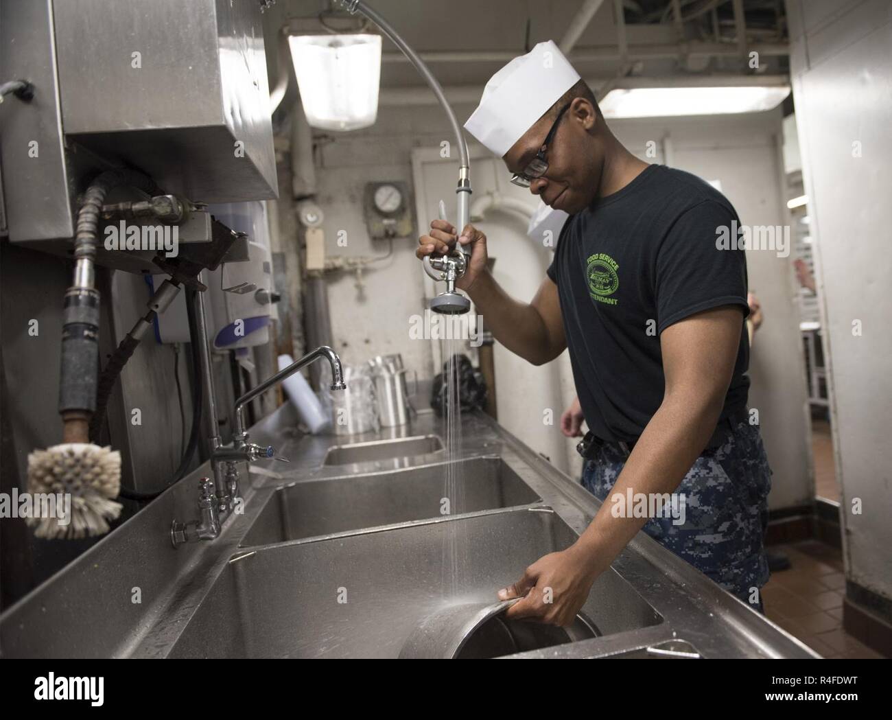 PORTSMOUTH, Va. (May 1, 2017) Food Service Assistant Airman Kyshawn