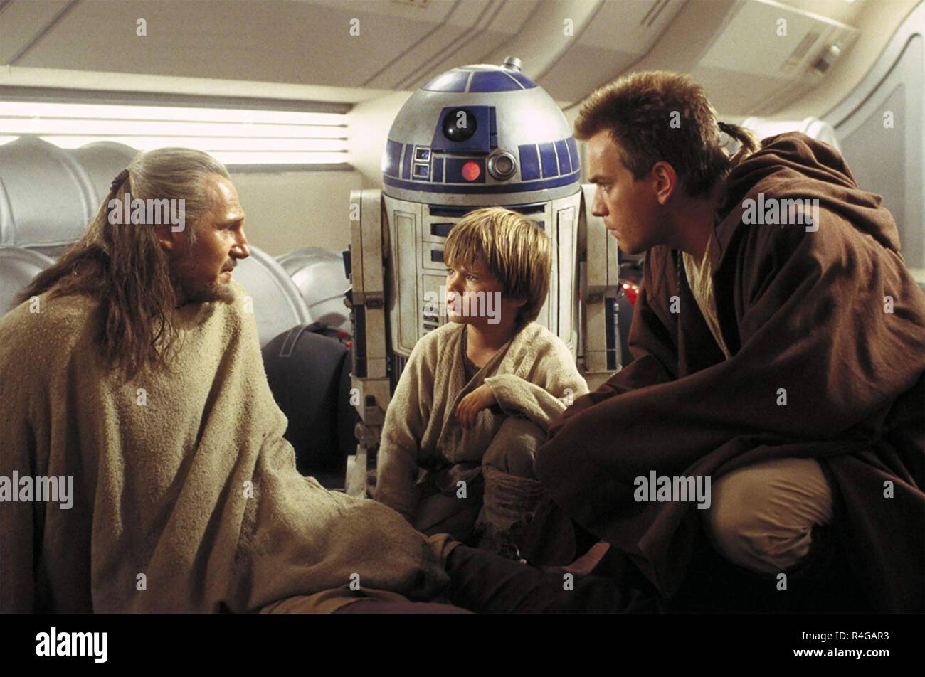 STAR WARS: EPISODE 1 - THE PHANTOM MENACE 1999 Lucasfilm production with from left: Liam Neeson, Jake Lloyd, Ewan McGregor Stock Photo