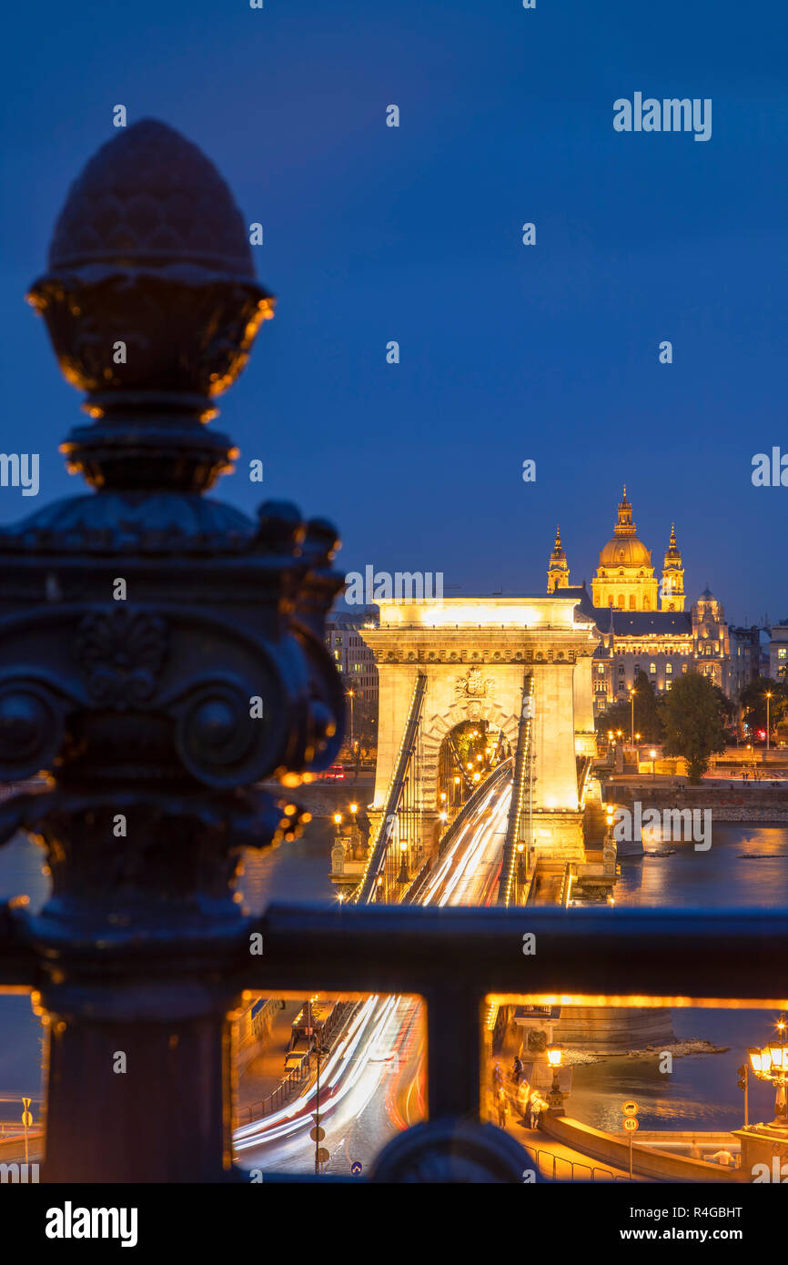 Chain Bridge (Szechenyi Bridge) and St Stephen’s Basilica at dusk, Budapest, Hungary Stock Photo