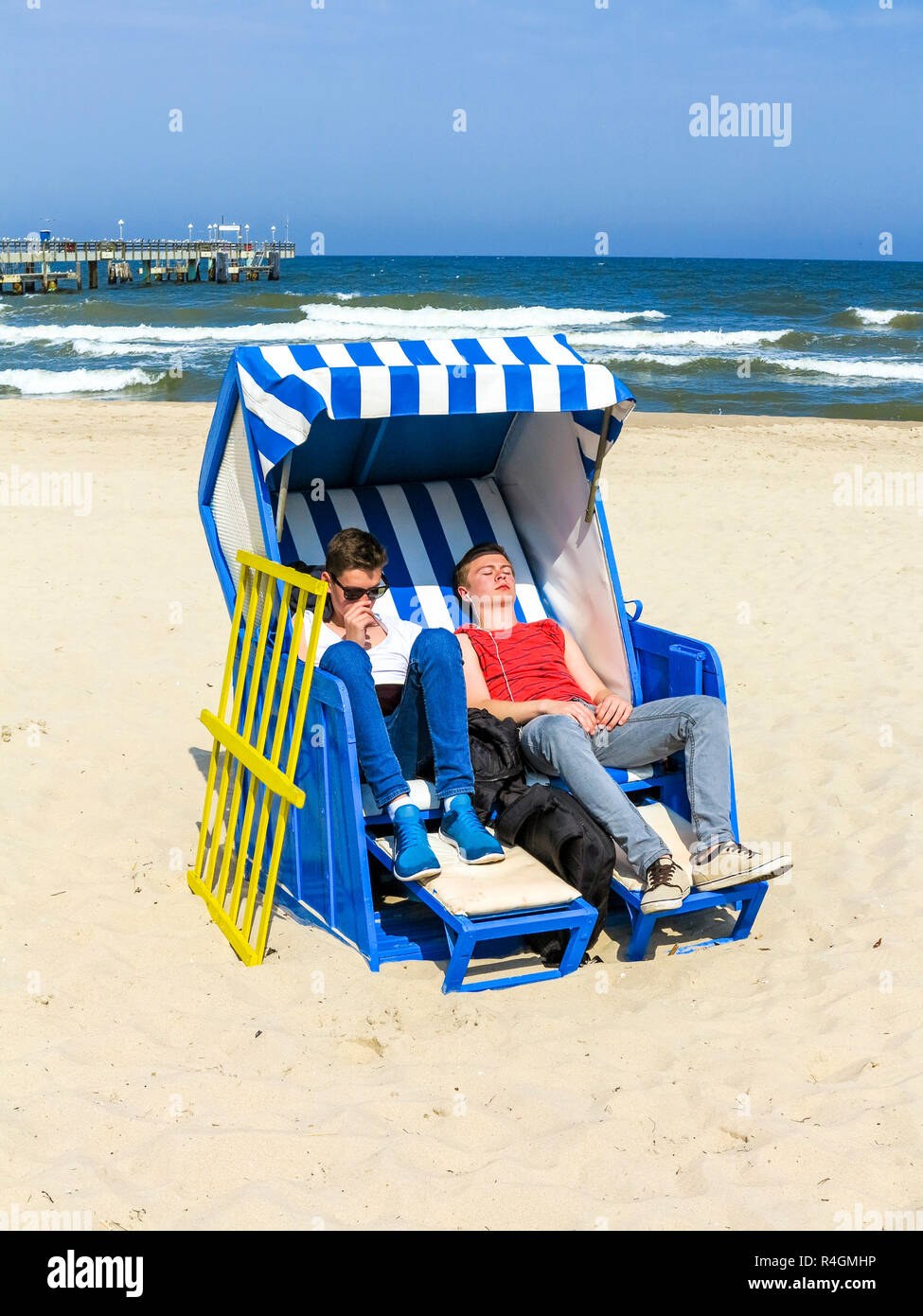 Roofed wicker beach chair hotsell