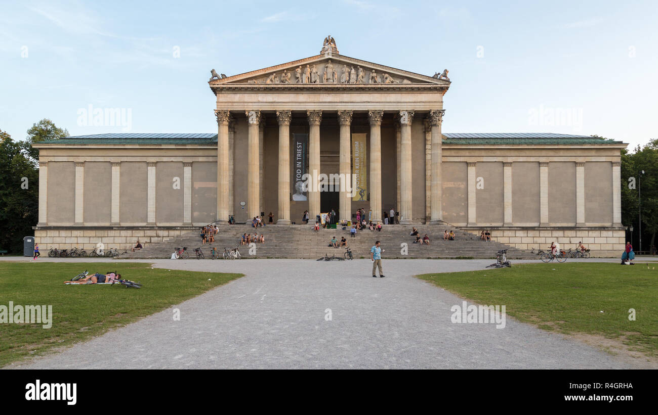 State Collections of Classical Antiquities, Museum of Ancient Cabaret ...