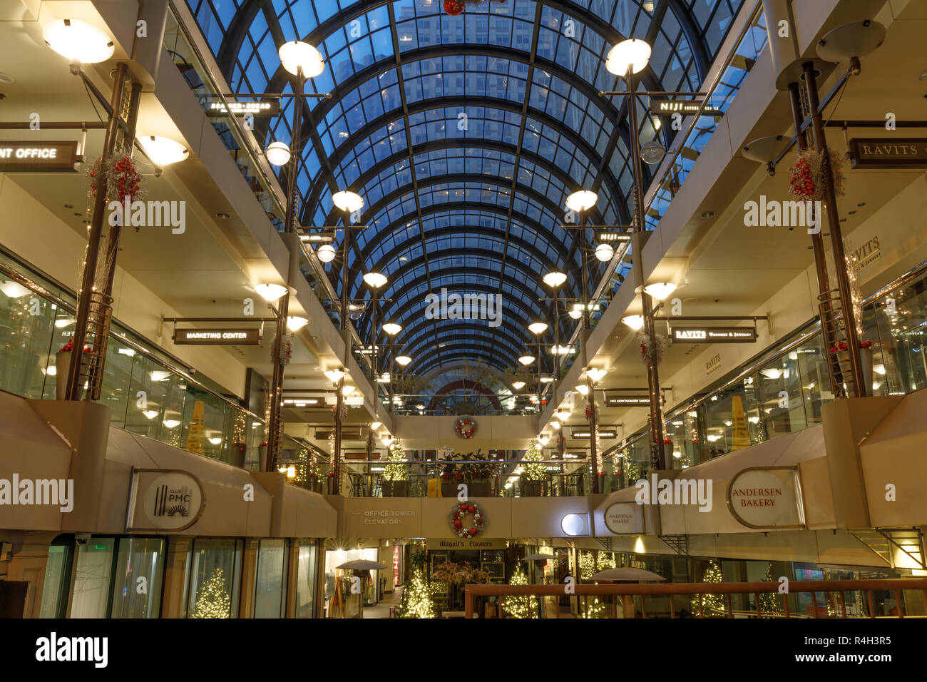 Galleria mall area hi-res stock photography and images - Alamy